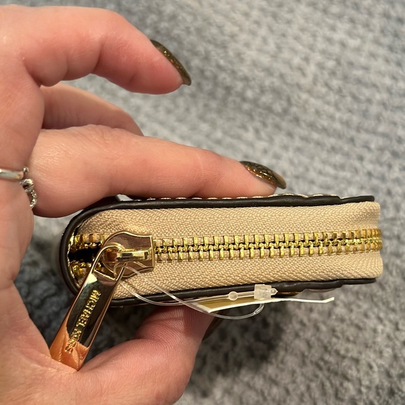 Michael Kors- REED 35S4G6RM6M VANL/PLGOLD MD BELTED BUCKT MSGR - NWT - Picture 11 of 16